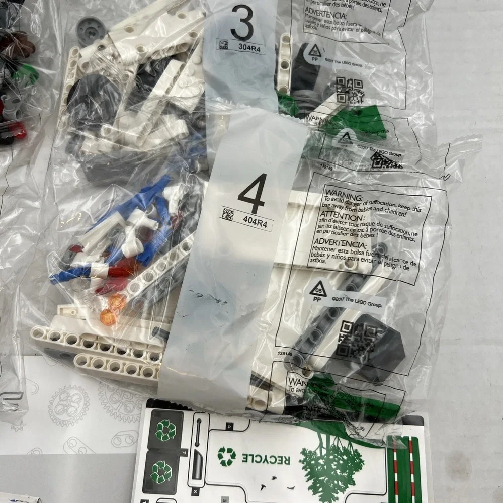 LEGO TECHNIC: Mack LR Electric Garbage‎ Truck (42167) - Picture 8 of 9